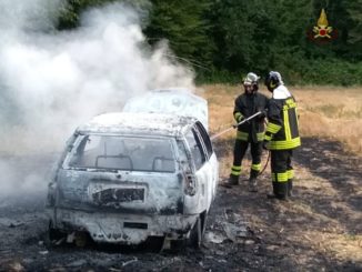 Parcheggiano auto sopra erba secca e prende a fuoco