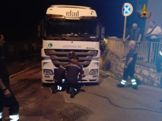 Contromano ad Elce di Perugia, autoarticolato rimane incastrato in una via