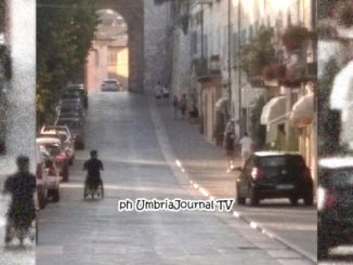 Parcheggio selvaggio, auto sul marciapiede e portatore handicap sulla strada