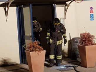 Incendio a Ponte San Giovanni, capannone zona industriale in fiamme