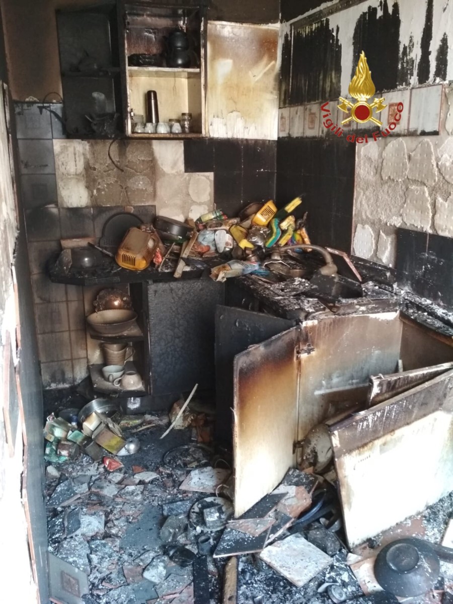 Incendio a Gualdo Tadino, abitazione in fiamme, 6 persone salve, anche bimbo e donna incinta