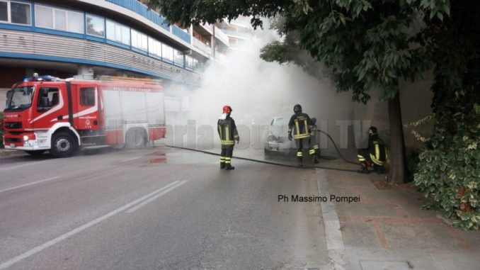 Auto si incendia in via Sicilia a Perugia, nessun ferito