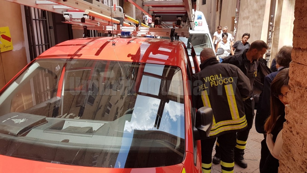 Incendio a Perugia, prende fuoco padella, tanto fumo, sta bene signora di 90 anni FOTO