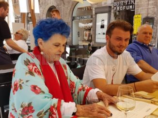Lucia Bosé inaugura la sua mostra Piatti a Perugia, alla boutique Buonumori