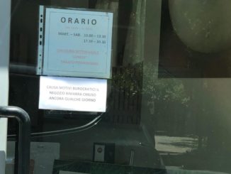 Negozio di assistenza telefonica chiuso, clienti truffati denunciano