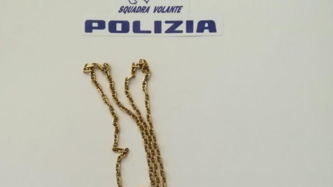 Ruba oro ad un anziano in un parcheggio, polizia arresta donna