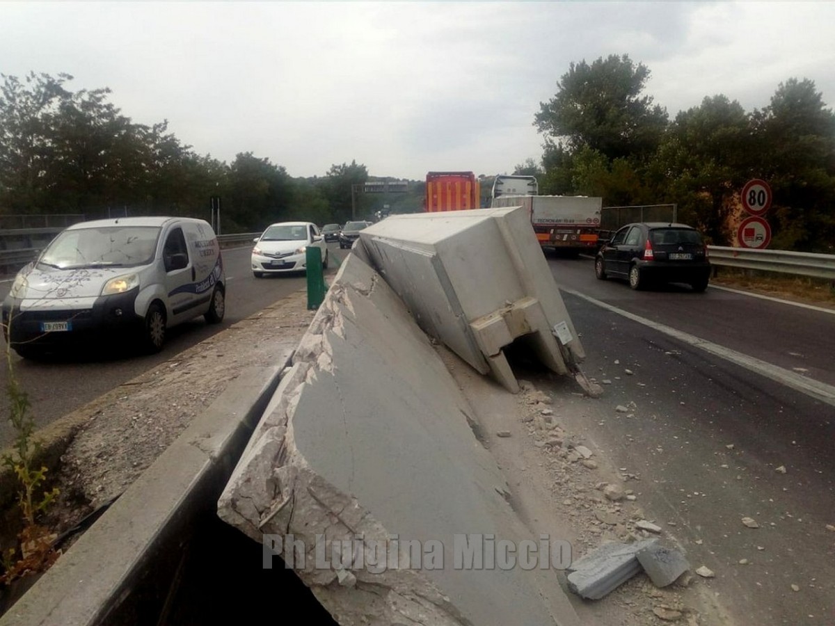 Perde trave di cemento, tragedia sfiorata sul raccordo, nessun ferito