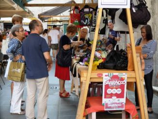 Centro storico di Perugia in festa con lo sbaracco dei commercianti
