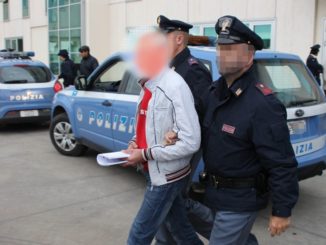 Picchia i genitori perché vuole soldi evade dai domiciliari, Polizia lo arresta