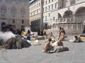 Blessed virgin, Perugia si trasforma in set cinematografico, cadaveri in piazza
