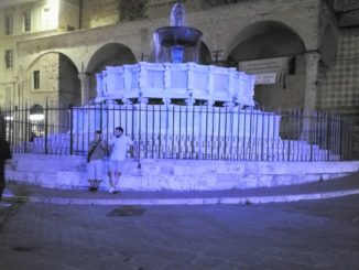 Autismo: percorso di vita, la fontana Maggiore si colora di blu