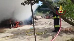 Incendio rimessa agricola a Montepetriolo, due squadre vigili del fuoco sul posto