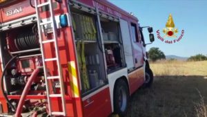 Incendio furgone a Corciano, in fiamme anche bosco vicino