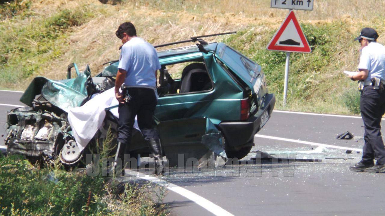 Incidente mortale a Ponte Rio di Perugia, muore un ragazzo, ferita gravemente una donna
