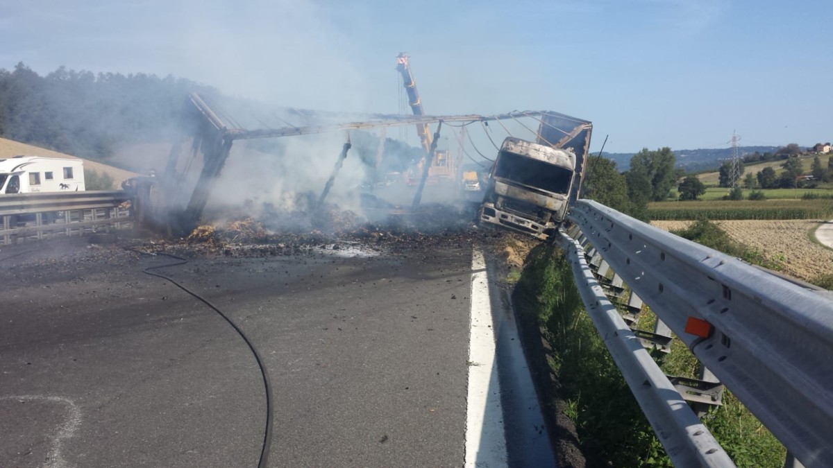 Incidente mortale A1, arrestato camionista per omicidio plurimo colposo