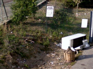 Isola ecologia chiusa e nasce una scarica abusiva davanti a San Marco