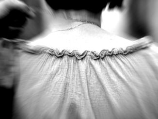 Strappa dal collo di una donna una catenina d'oro, ma viene bloccato