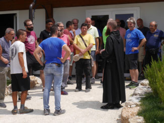 San Benedetto guida monaci benedettini su come accogliere gli ospiti.