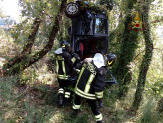 Incidente stradale a Corciano, auto finisce fuori strada