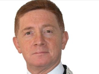 Minacciano con il coltello addetti alla sicurezza, scatta denuncia a Cannara