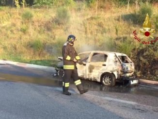A fuoco un'auto lungo la Perugia Ancona, nessun ferito, ma traffico in tilt
