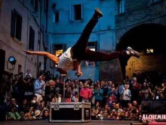 Alchemika, è festa con Fiorivano le Viole in via della Viola a Perugia