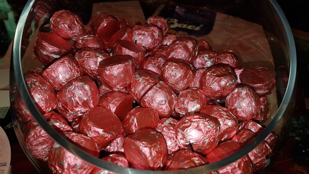 Perugia diventa rosa, anzi no rubino, in centro 60 vetrine con il nuovo bacio