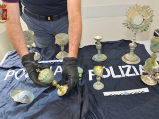 Calici di messa ritrovati sottoterra in una zona boschiva vicino Marsciano