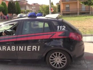 Ruba al supermercato, viene scoperto e picchia il direttore, arrestato