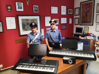 Furto liceo artistico Deruta computer proiettori tastiere, denunciati i ladri