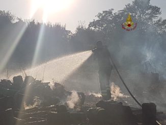 Legna si incendia nei pressi di Deruta, vigili del fuoco sul posto