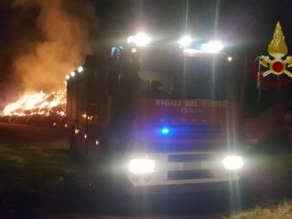 Riprende incendio nel bosco di Casalina, vigili del fuoco impegnati durante la notte