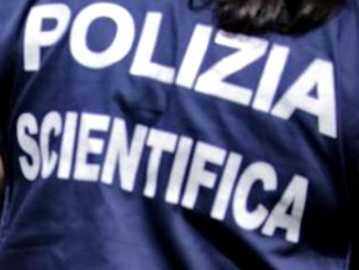 Minacciava persone con bottiglia di vetro, la Scientifica trova droga