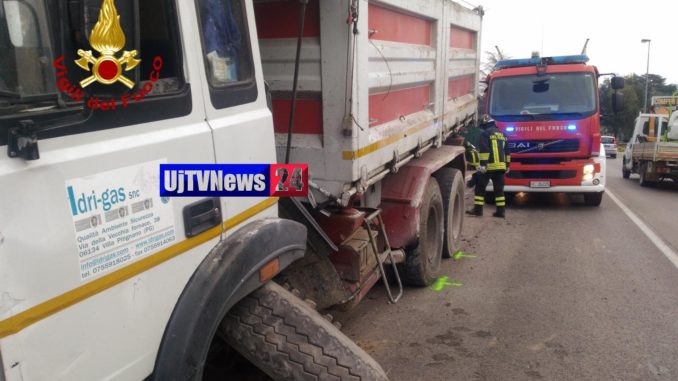 Incidente stradale, coinvolto camion sulla Pievaiola a Strozzacapponi illeso l'autista [FOTO]