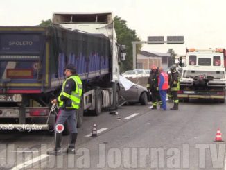 Incidente mortale, scontro tra tir e auto sulla 75 Centrale Umbra, muore giovane