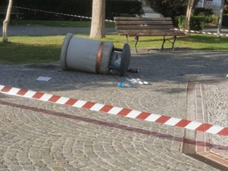 Atti vandalici in piazza Vittoria a Spoleto cestini e raccoglitori nel mirino