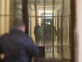 Detenuta straniera tenta di uccidersi nella sua cella del carcere di Capanne