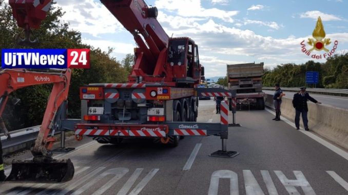 Autocarro ed escavatore si ribaltano sulla E45 vicino Foligno, nessun ferito