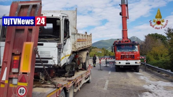 Autocarro ed escatore si ribalto sulla E45, nessun ferito, strada bloccata