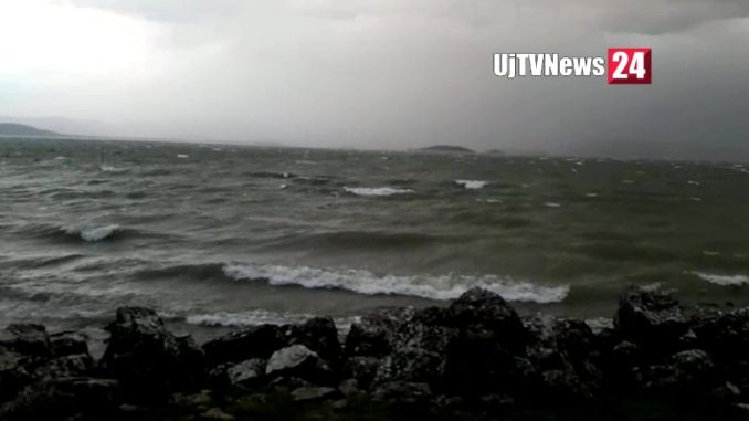 Maltempo, vento e pioggia, surfisti in difficoltà al Lago Trasimeno