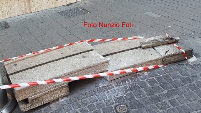 Furgone centra panchina in piazza Tacito a Terni e la distrugge
