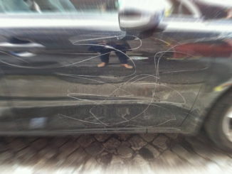 Riga auto a pensionato, ripreso dalle telecamere, denuncia per professionista orvietano