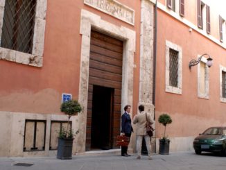 Sbaglia letto e si infila in quello della suocera, assolto il 20enne accusato di violenza sessuale
