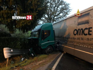 Incidente stradale a Castello, camion su auto, 3 feriti codice rosso
