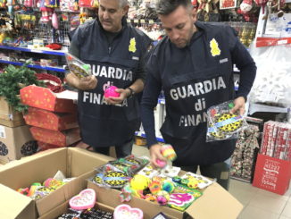 Maxi sequestro Finanza 78 mila prodotti pericolosi da mercato di Natale, negozio cinese