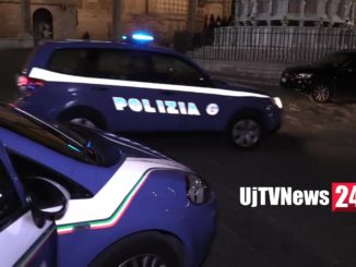 Accoltellato sulle scalette del duomo, è caccia all'aggressore