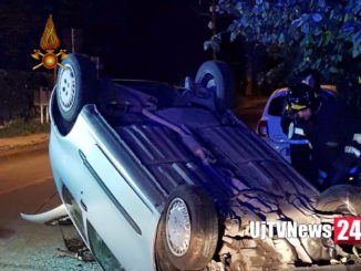 Incidente stradale all'alba a Ponte San Giovanni di Perugia, auto si ribalta, ferita una ragazza