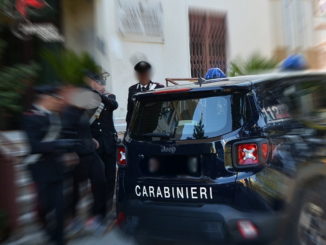 Aggredisce i carabinieri che aveva chiamato in suo soccorso, arrestato