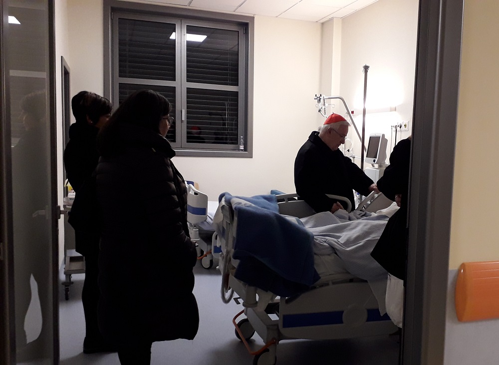 Il cardinale Gualtiero Bassetti in visita all’Istituto clinico Porta Sole