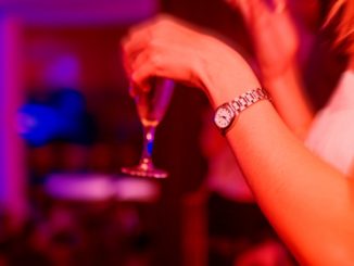 Strappa a morsi l'orecchio alla fidanzata in un club di scambisti